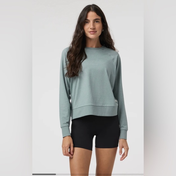 VUORI Long Sleeve Halo Crew. Size Large.
Color: Vintage Pistachio Heather - Picture 2 of 9